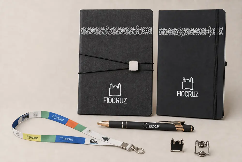 Kit personalizado Audacce para a Fiocruz: cadernos, caneta, cordão e pins