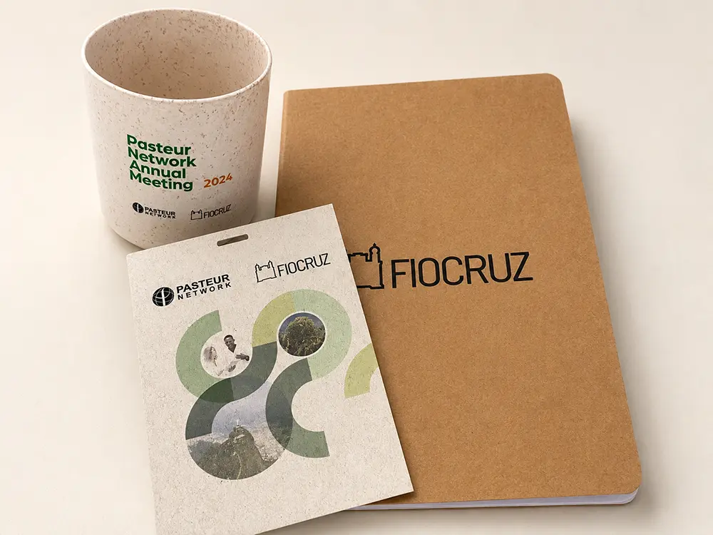 Kit personalizado Audacce para o Pasteur Network Annual Meeting: copo biodegradável e caderno Fiocruz
