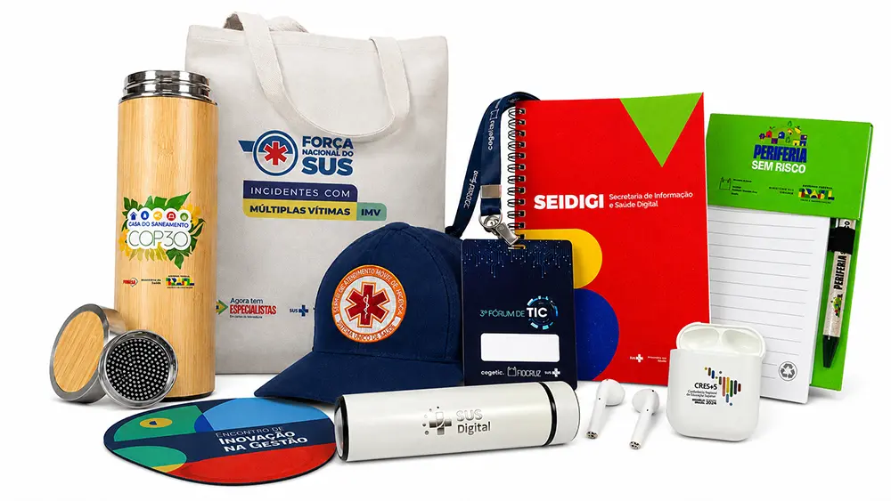 Kit personalizado Audacce para a Força Nacional do SUS: ecobag, garrafa térmica em bambu, boné, crachá e fones de ouvido