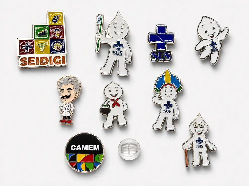 Pins personalizados Audacce com mascotes do SUS, SEIDIGI e CAMEM