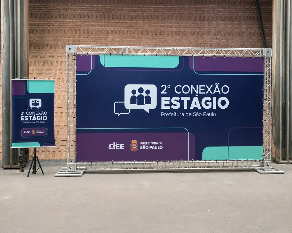 Backdrop e totem produzidos pela Audacce para o 2º Conexão Estágio da Prefeitura de São Paulo