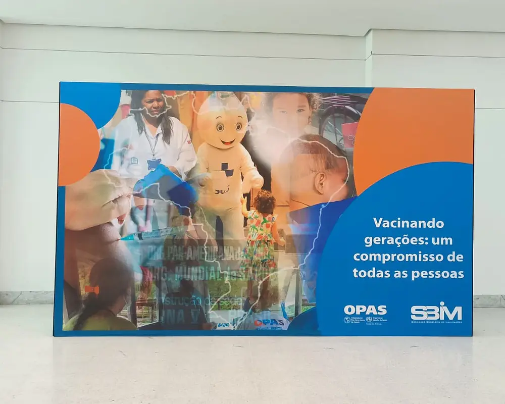 Banner de grande formato produzido pela Audacce para campanha de vacinação da OPAS e SBIm