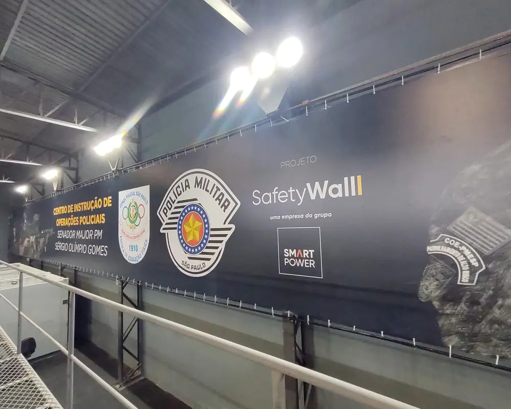 Envelopamento adesivo de grande formato produzido pela Audacce para o projeto SafetyWall da Polícia Militar