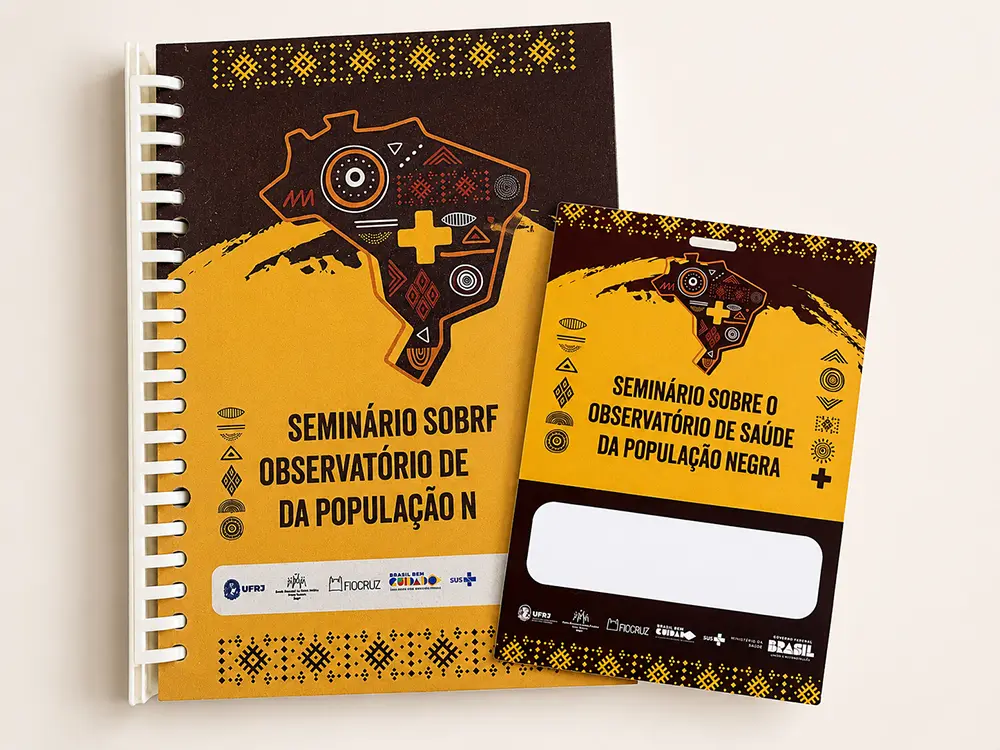 Caderno e crachá institucionais produzidos pela Audacce para o Observatório de Saúde da População Negra, Fiocruz