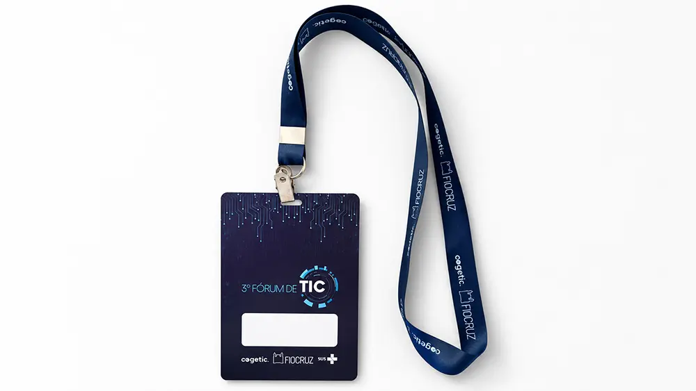 Crachá com cordão personalizado produzido pela Audacce para o 3º Fórum de TIC da Fiocruz